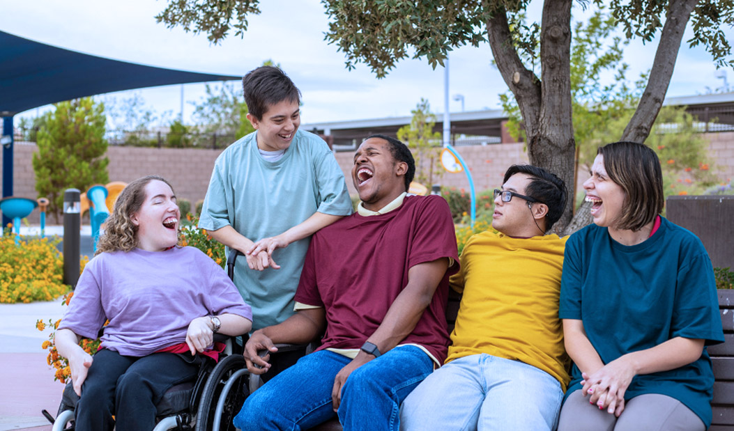 Grupo diverso de jóvenes divirtiéndose