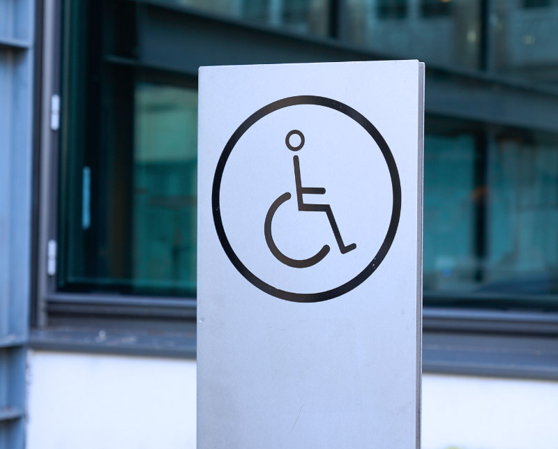Señal con el símbolo de discapacidad en una calle