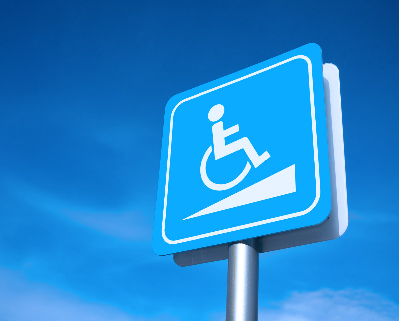 Señal con símbolo persona con discapacidad