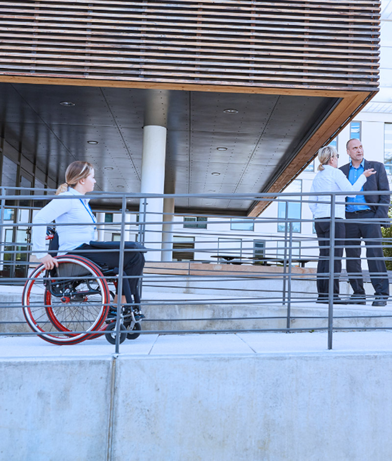 Mujer con discapacidad física subiendo por una rampa